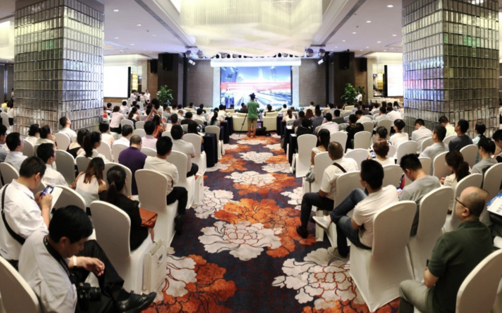 <strong>主题：2013成都商业地产月写字楼供需高峰论坛</strong>